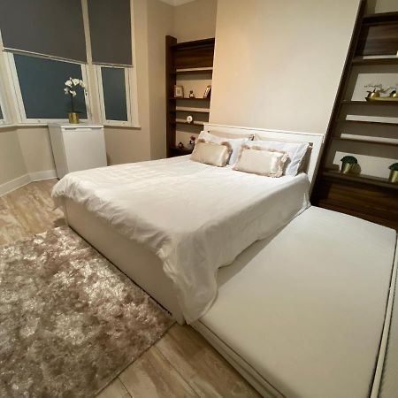 Private Rooms In Excellent Family House ,Zone 2 ลอนดอน ภายนอก รูปภาพ
