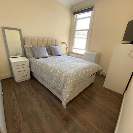 Private Rooms In Excellent Family House ,Zone 2 ลอนดอน ภายนอก รูปภาพ